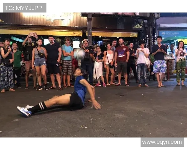 足球明星夜生活揭秘酒吧狂欢瞬间尽显风采与魅力 足球明星夜生活揭秘酒吧狂欢瞬间尽显风采与魅力